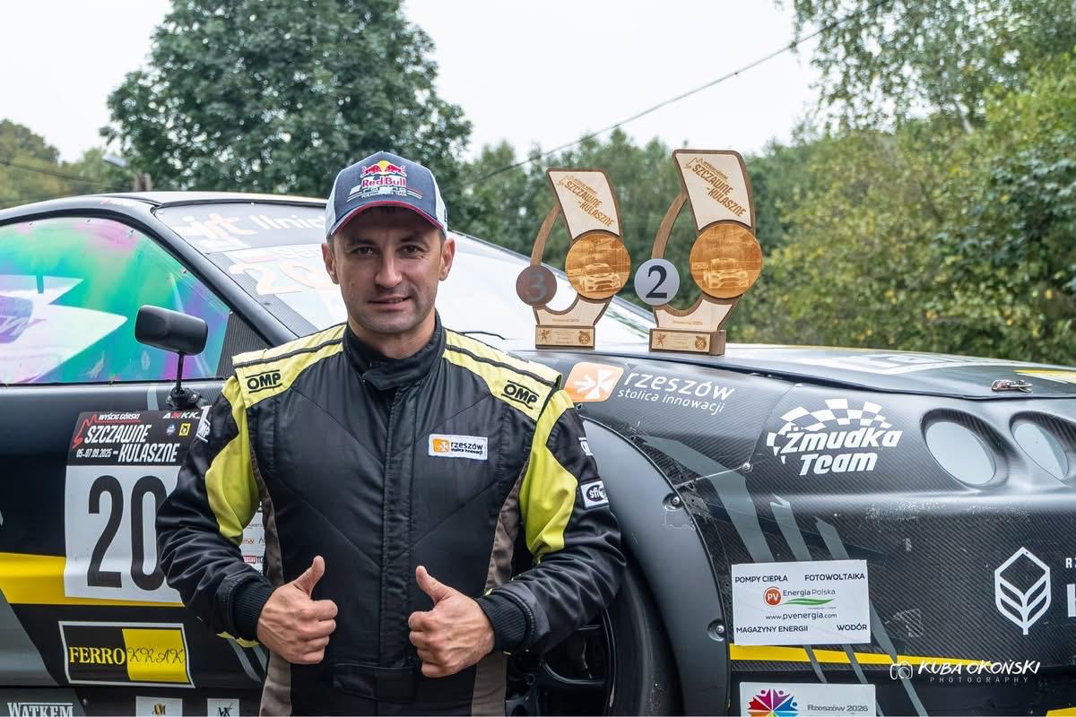 Paweł Sanecki z trofeami wyścigu Szczawne-Kulaszne